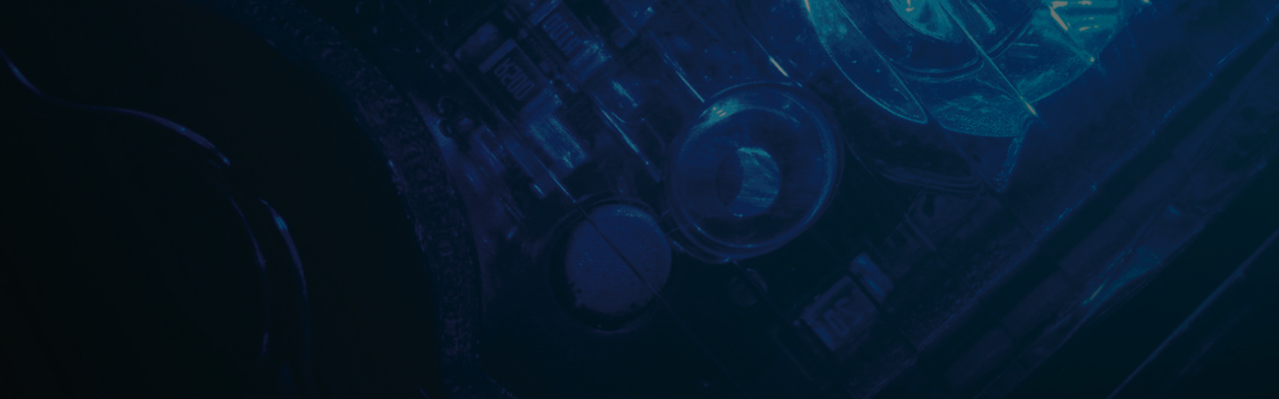 Närbild på ett blått varningsljus i mörker.