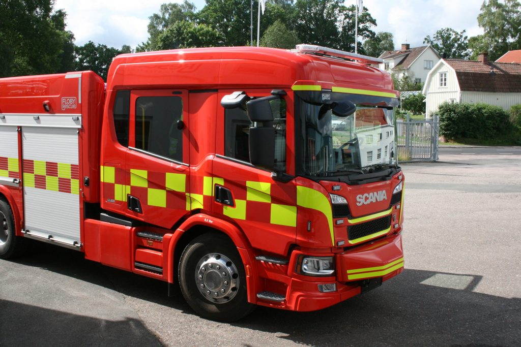 En Scania brandbil från sidan med fokus på hytten.