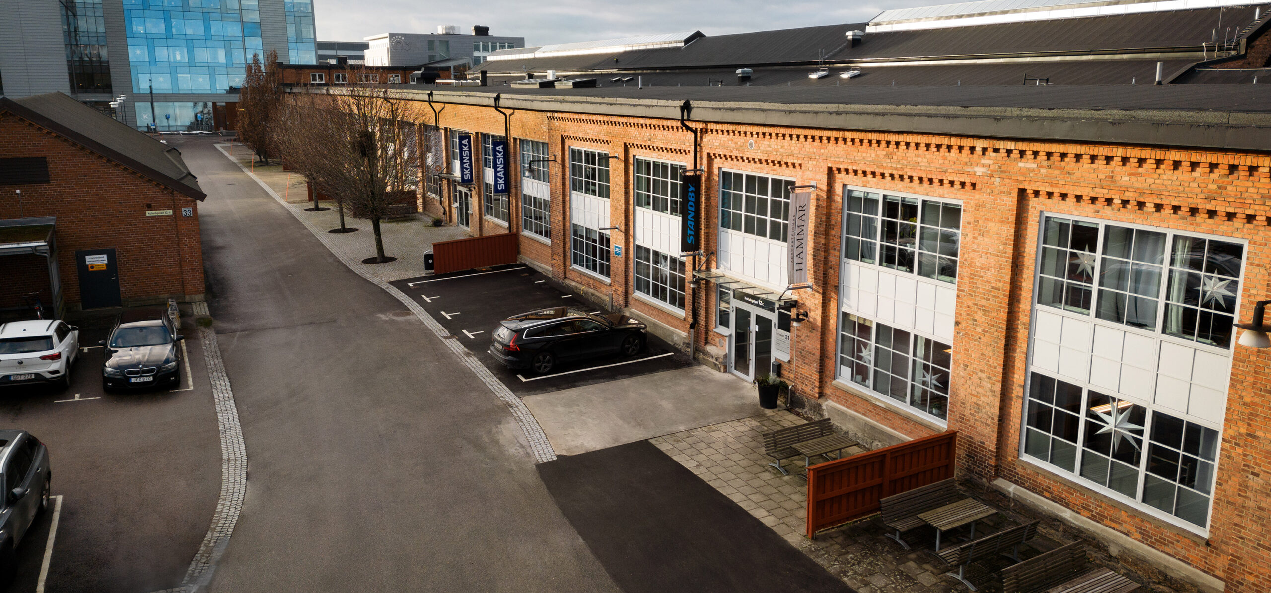 Vi från luften på en lång industribyggnad som numera är kontor.