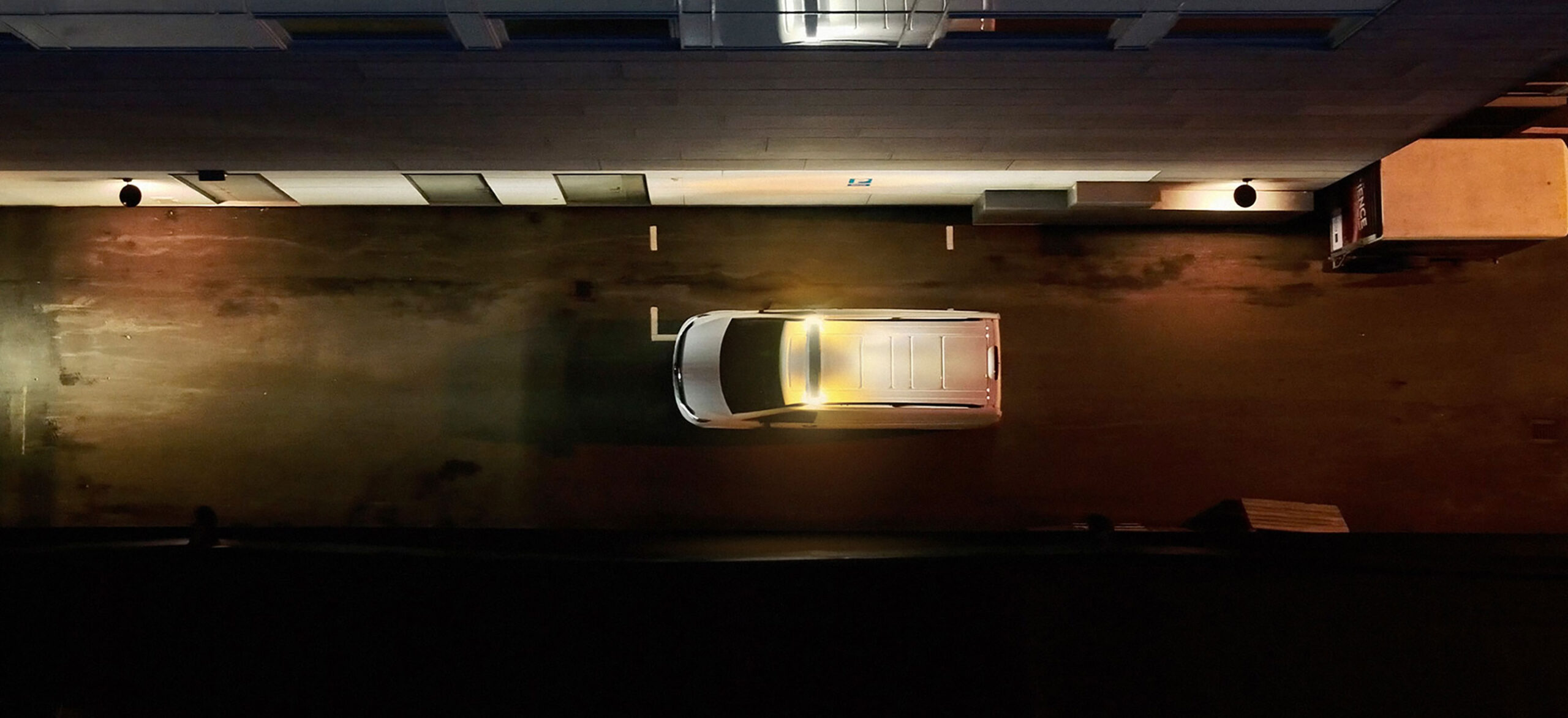 Specialfordon ovanfrån med gul ljusramp på taket.