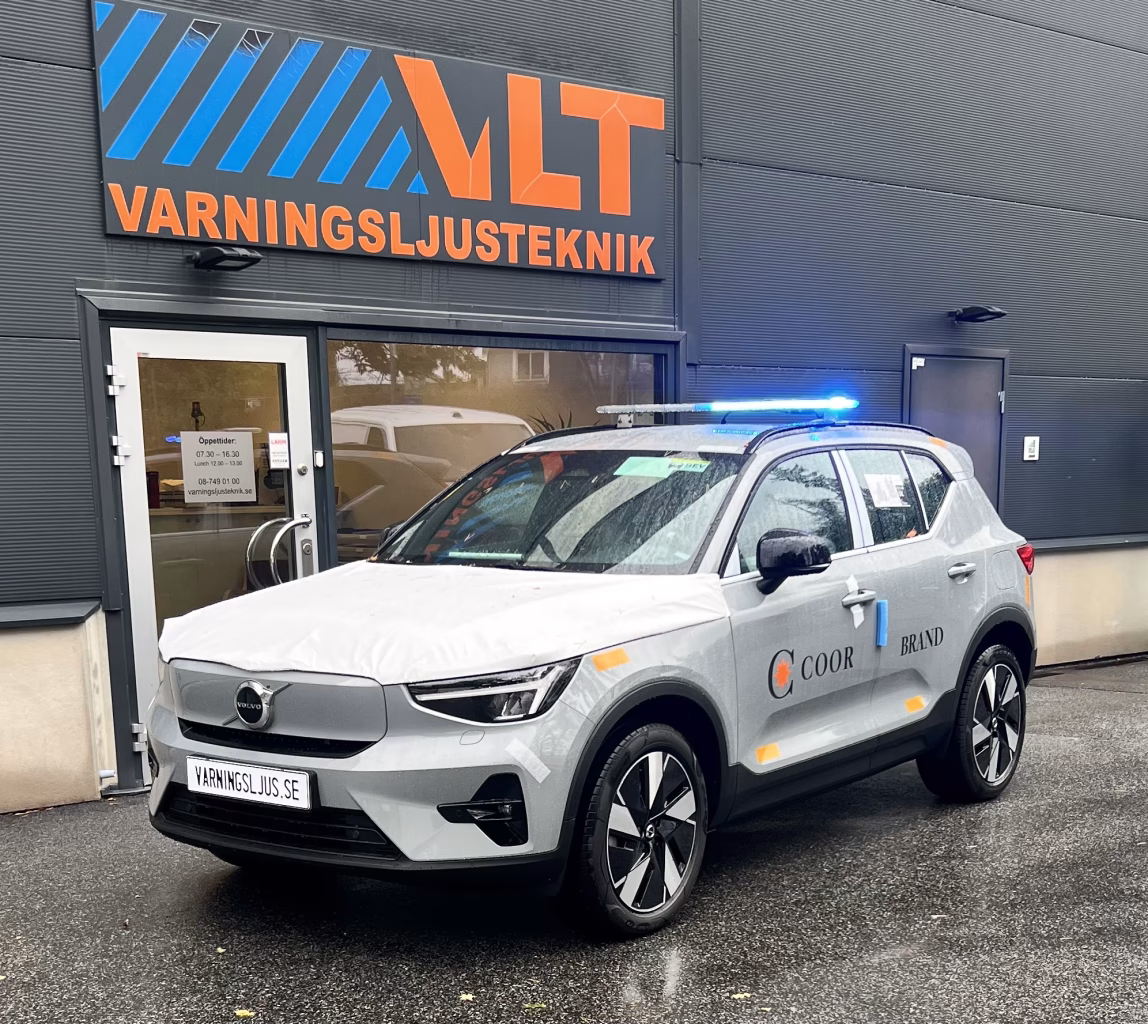 Ett litet fordon med varningsljus på taket.