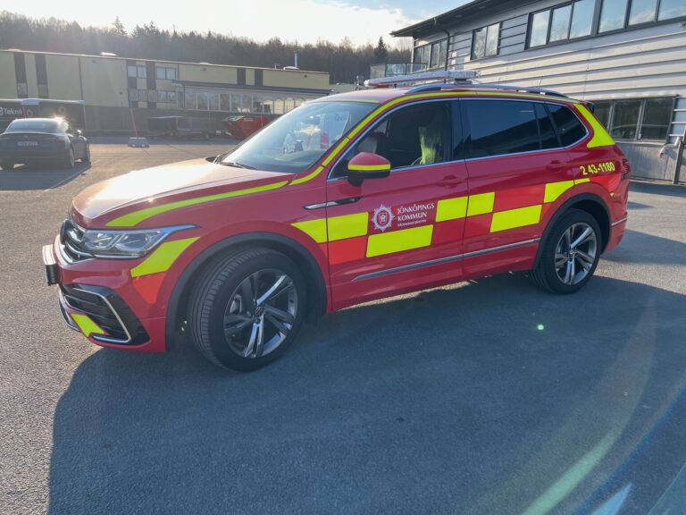 Ett brandledningsfordon står utanför en lokal.