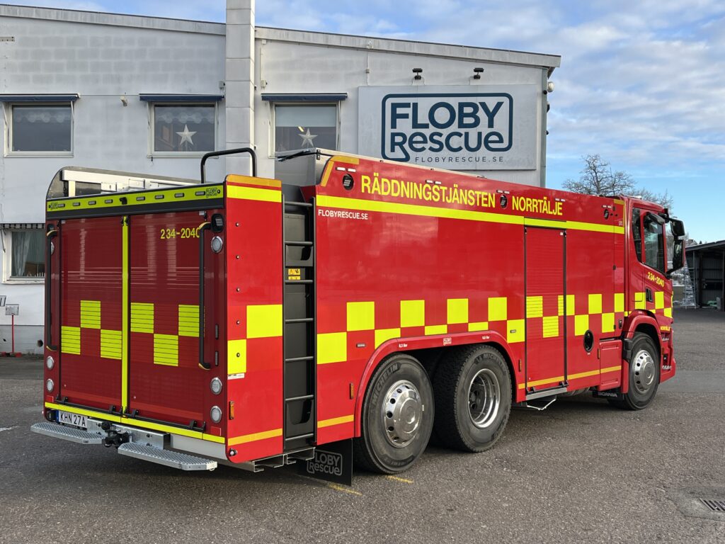 En stor brandbil utanför en lokal.