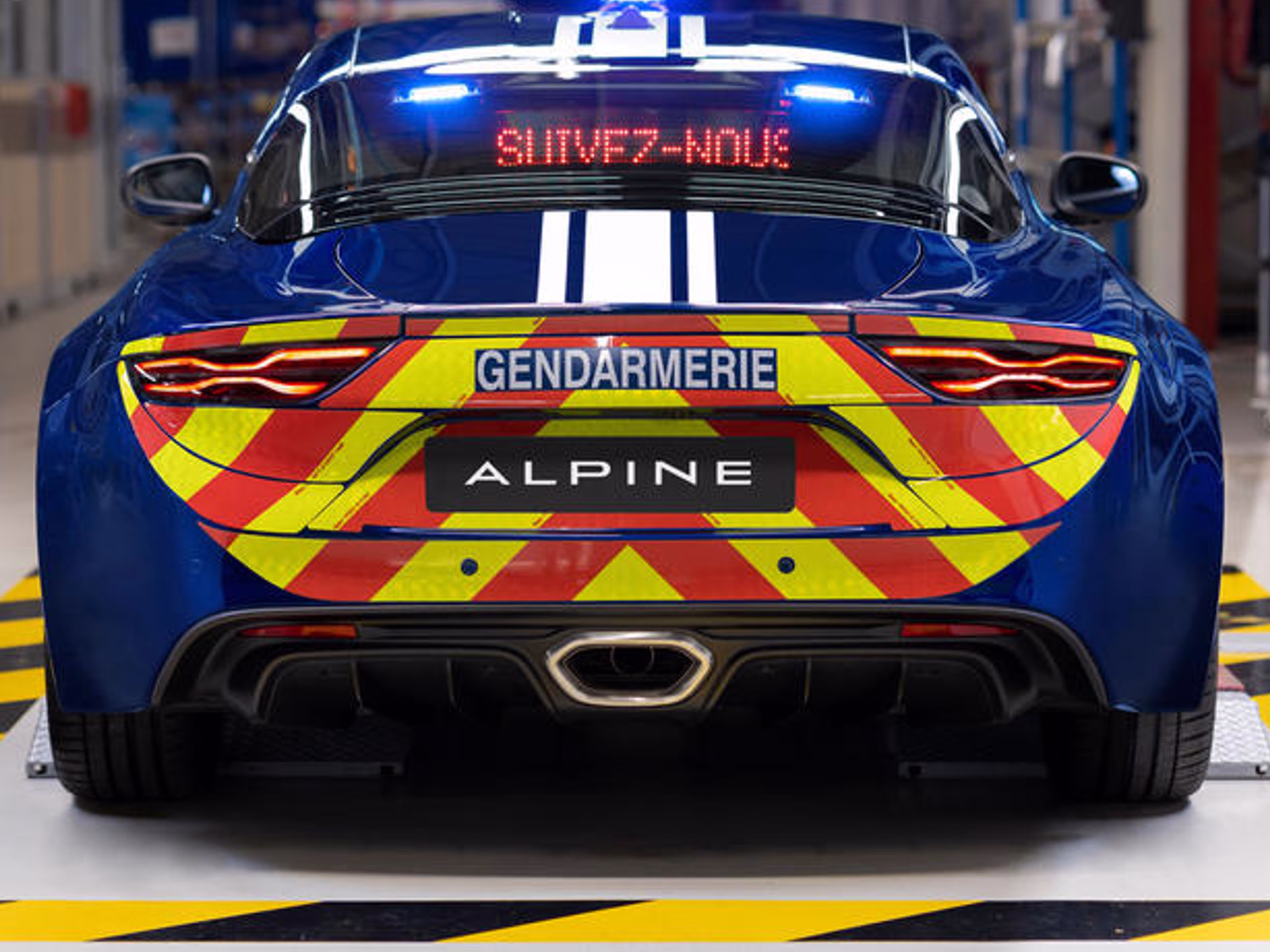 Véhicule gendarmerie Alpine équipé panneau à messages