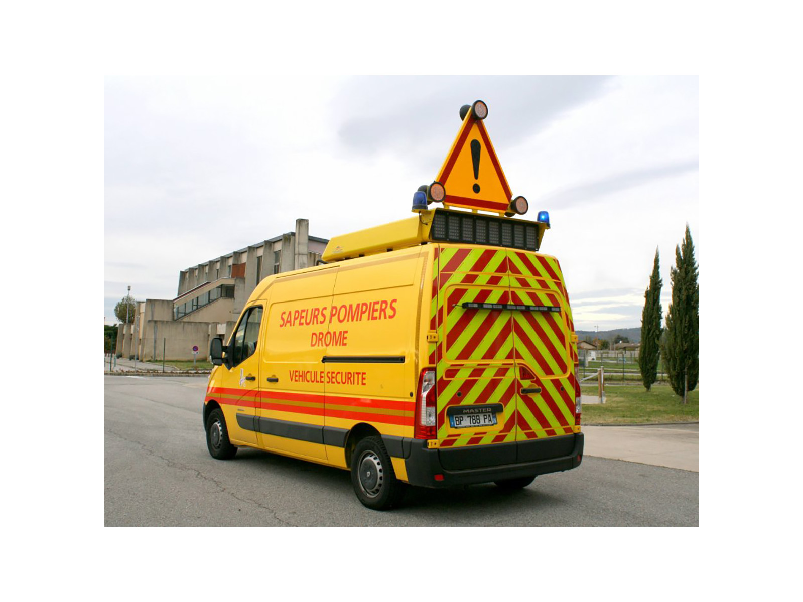 Triangle AK 14 sur ensemble de toit AKIO sapeur pompiers