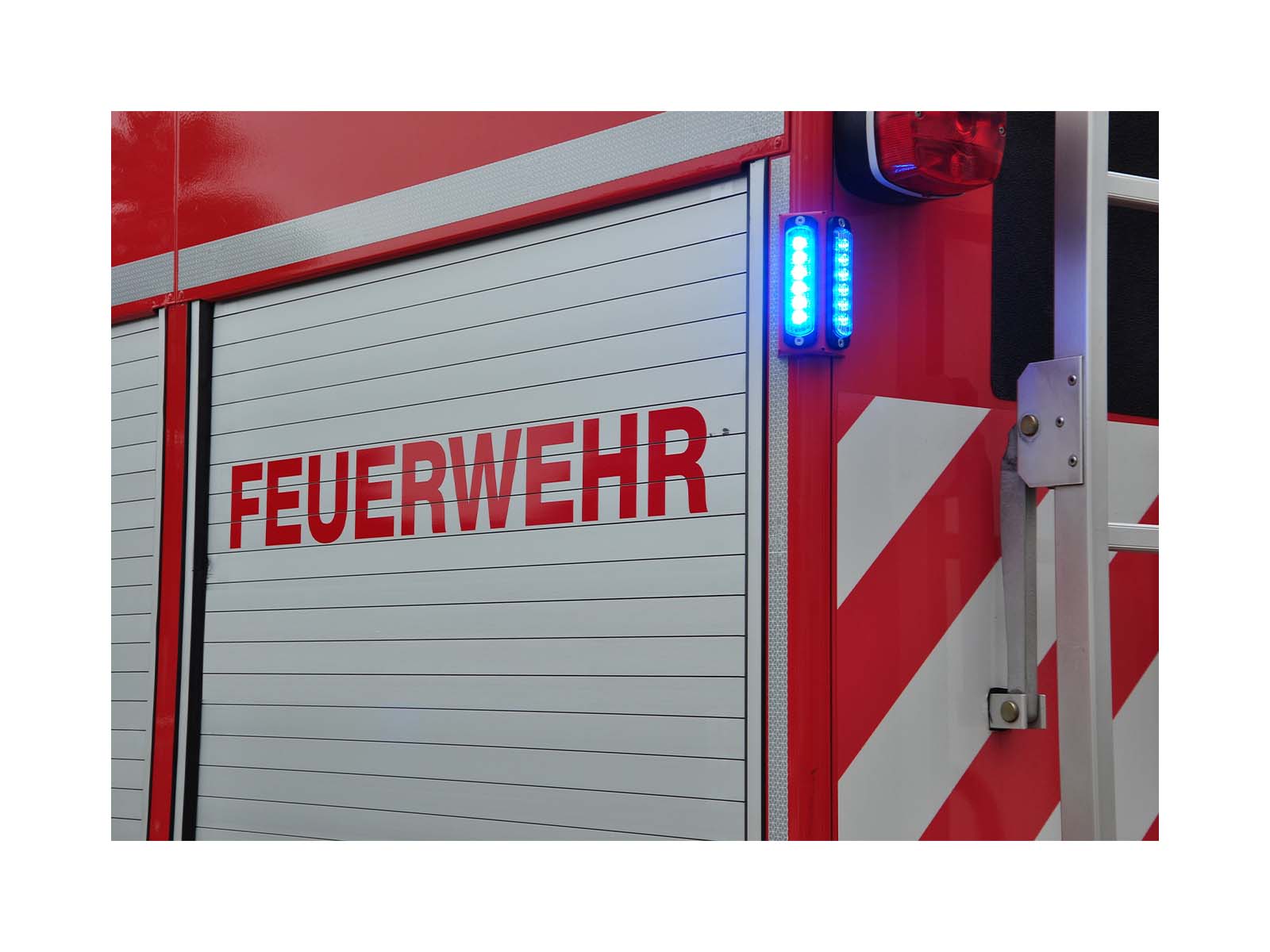 Feu de pénétration à led L104 bleu sur véhicule