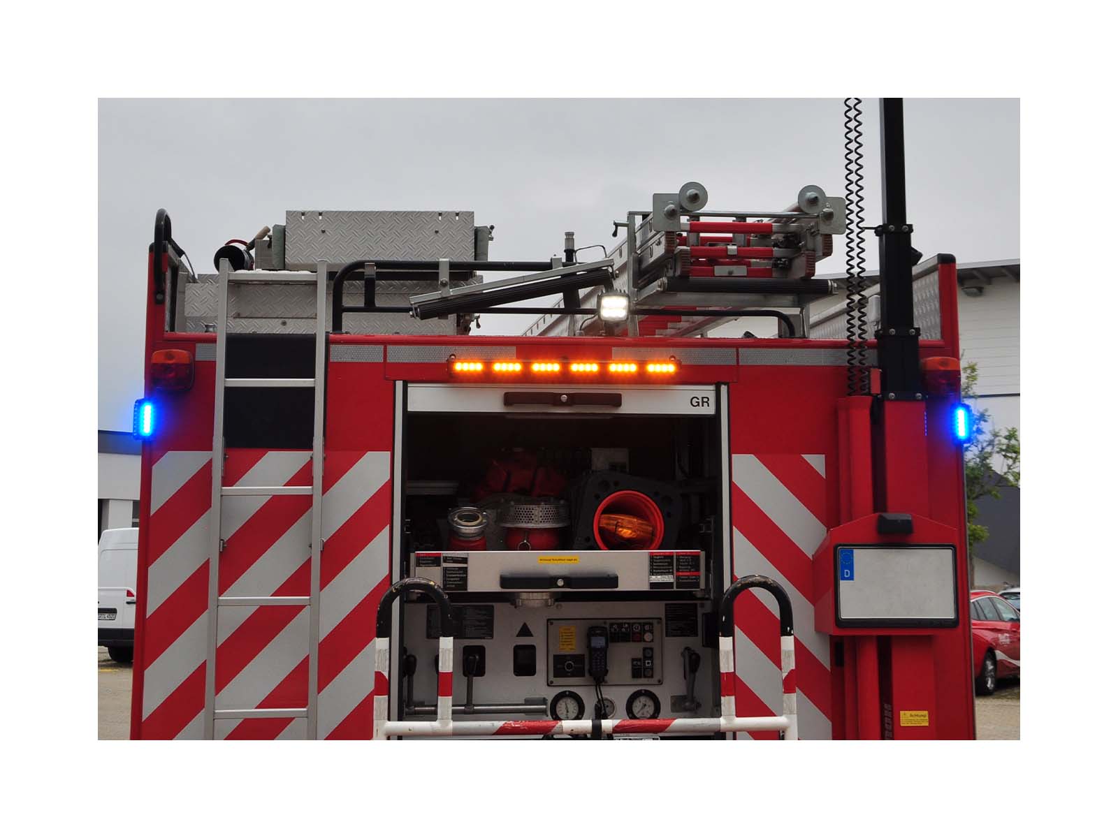 Feu de pénétration à led L104 bleu sur véhicule